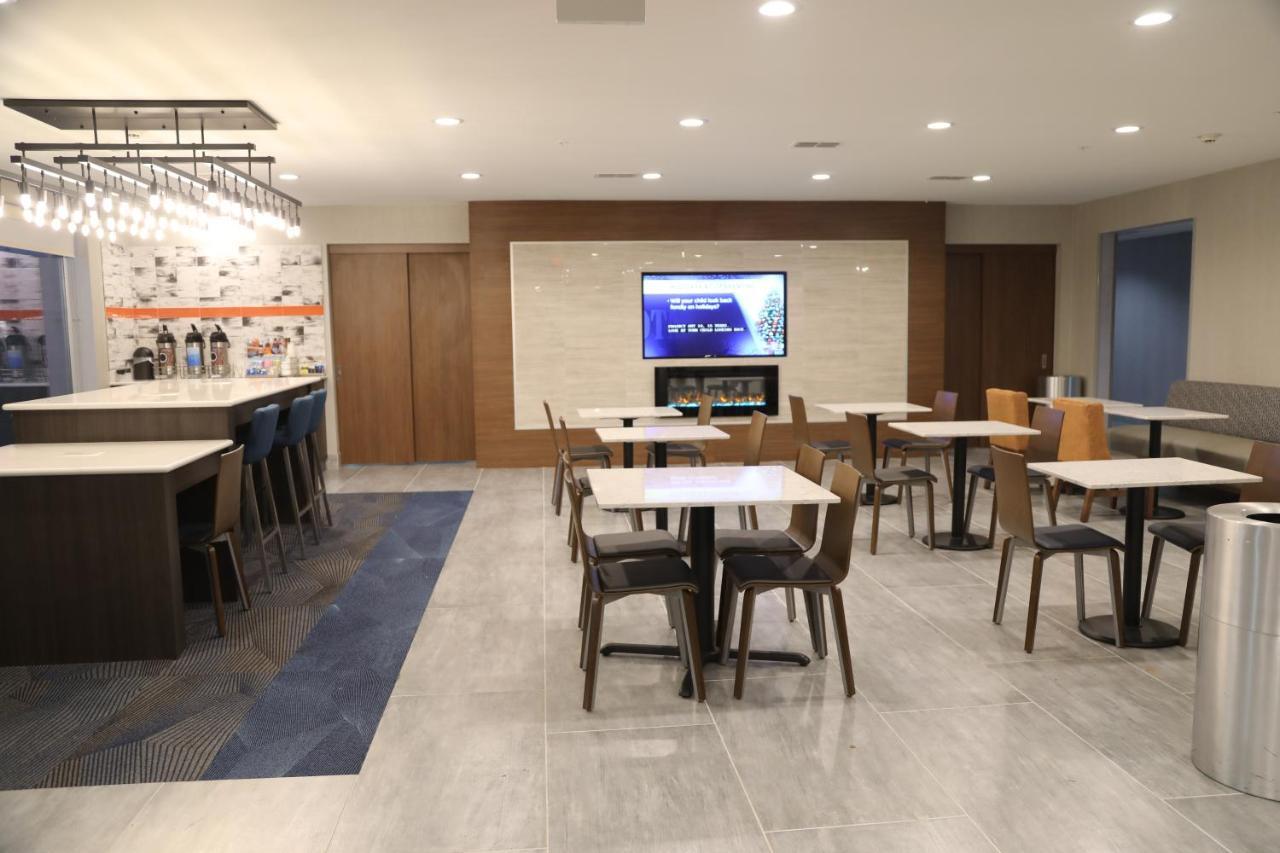 La Quinta By Wyndham Montgomery Extérieur photo