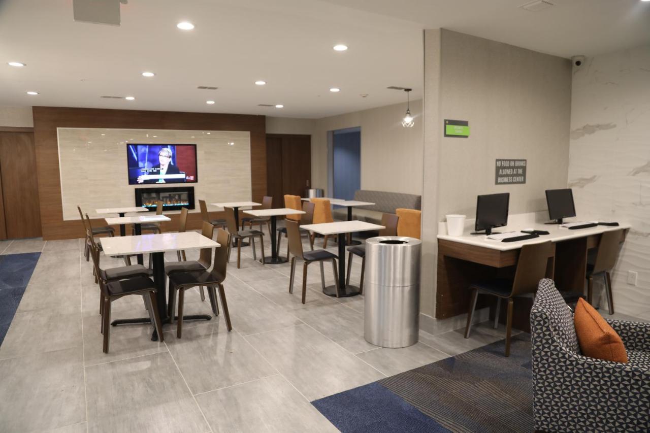 La Quinta By Wyndham Montgomery Extérieur photo
